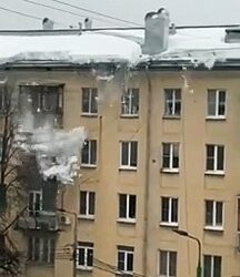 Avalanche depuis un toit d’immeuble