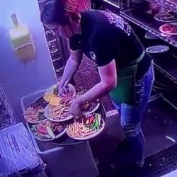 Cette serveuse passe une très mauvais moment au travail